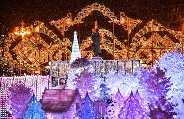 Cerul cu stele: Transformare fantastică a orașului Moscova în ajun de Revelion Cerul cu stele: Transformare fantastică a orașului Moscova în ajun de Revelion - Sputnik Moldova