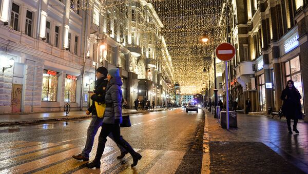 Прохожие ни улице Мясницкая в Москве, где установлены световые инсталляции в рамках Международного фестиваля Рождественский свет - Sputnik Moldova-România