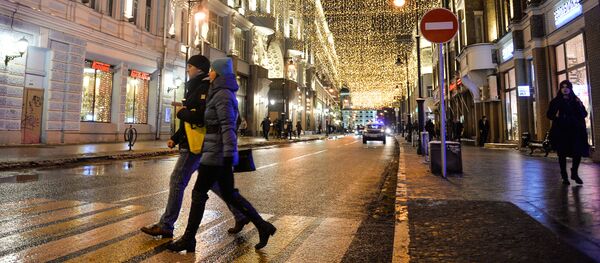 Прохожие ни улице Мясницкая в Москве, где установлены световые инсталляции в рамках Международного фестиваля Рождественский свет - Sputnik Moldova-România