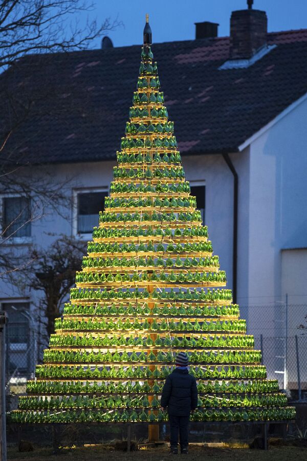 Pom de Crăciun format din sticle de vin în Nordheim am Main, Germania - Sputnik Moldova