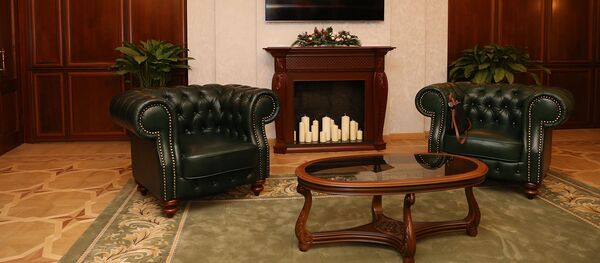 Президент Молдовы Игорь Додон провел экскурсию по недавно открытому после реставрации зданию администрации главы государства - Sputnik Moldova