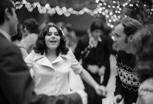 Молодые люди на новогоднем балу, 1974 год. - Sputnik Молдова