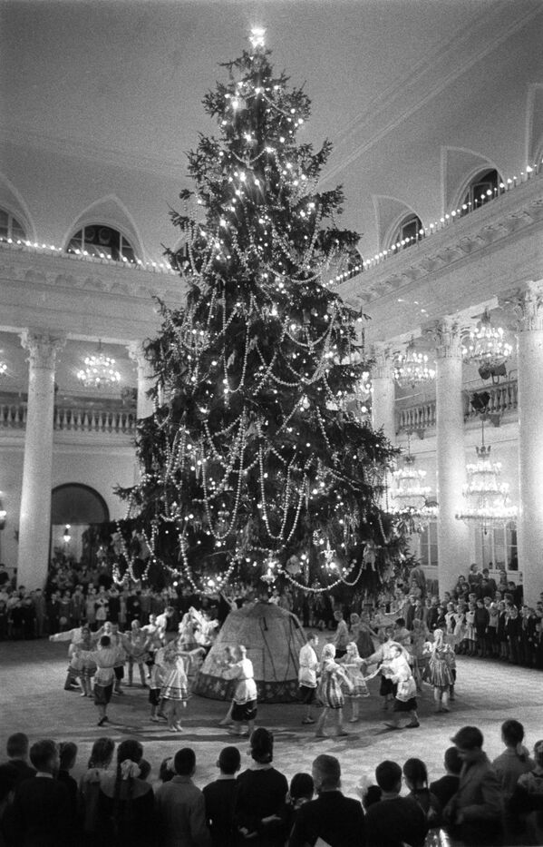Pomul de sărbătoare în Sala Coloanelor. Moscova, 1960  - Sputnik Moldova