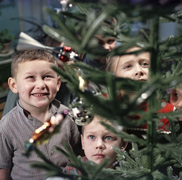 Copii lângă Pomul de sărbătoare - Sputnik Moldova