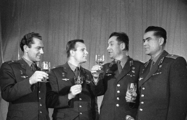 Piloții-cosmonauți ai URSS: Gherman Titov, Iuri Gagarin, Pavel Popovici și Andrian Nicolaev (de la stânga la dreapta) ciocnesc cupele de șampanie cu ocazia sosirii Noului An, 1963 - Sputnik Moldova