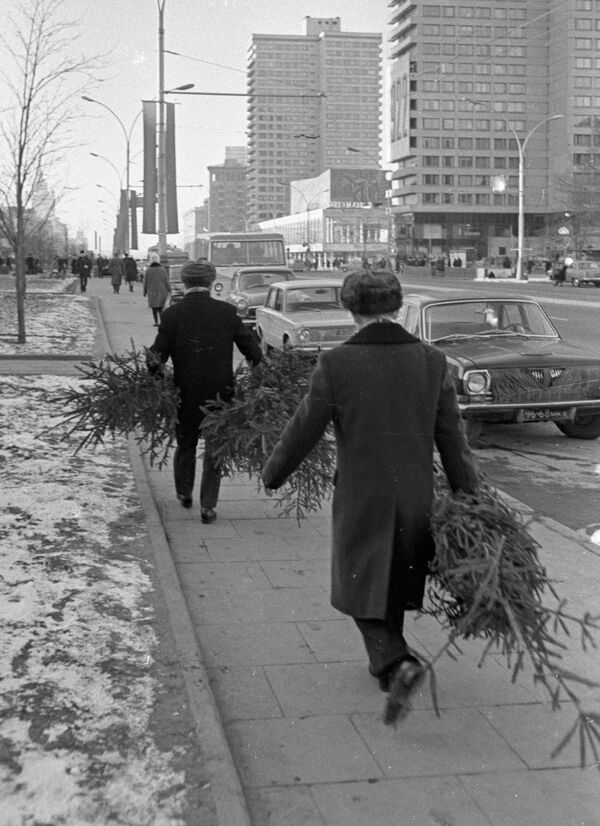 Москвичи несут елки по улице города накануне Нового года, 1978 год. - Sputnik Молдова