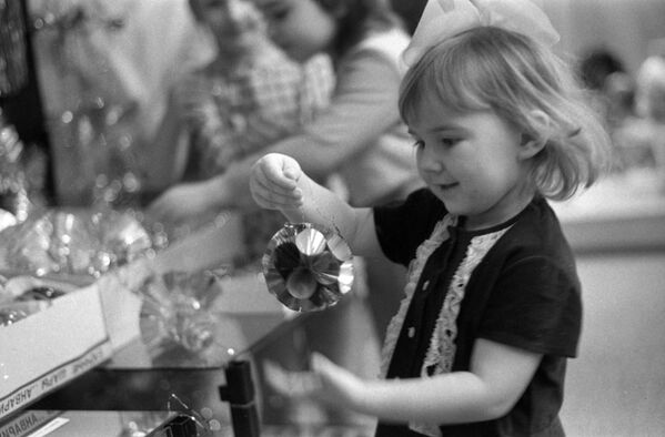 Девочка с елочной игрушкой, 1973 год. - Sputnik Молдова