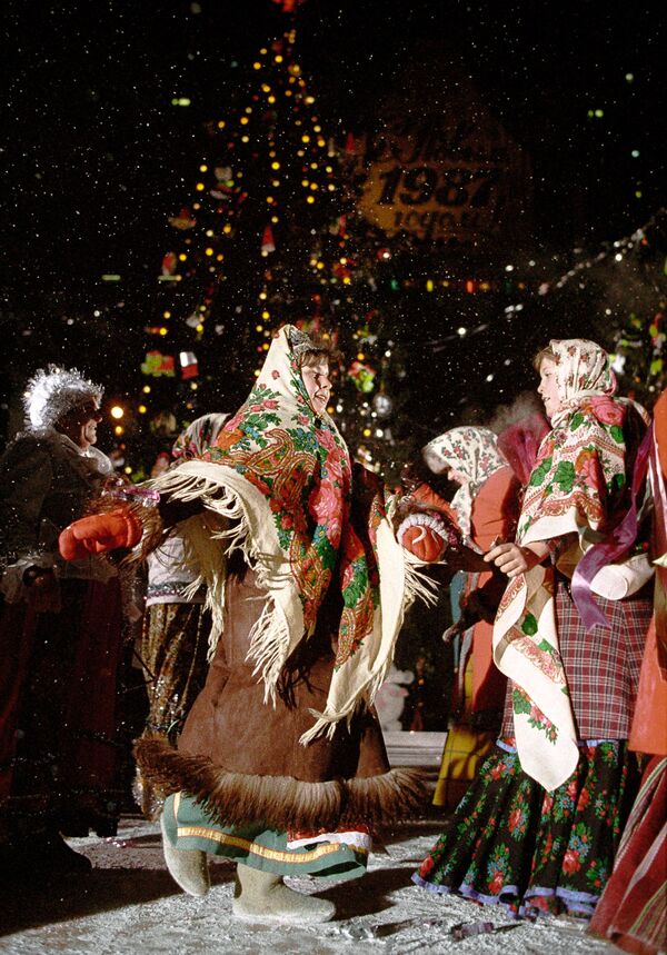 Русский перепляс на новогоднем народном гулянии в Москве, 1987 год. - Sputnik Молдова