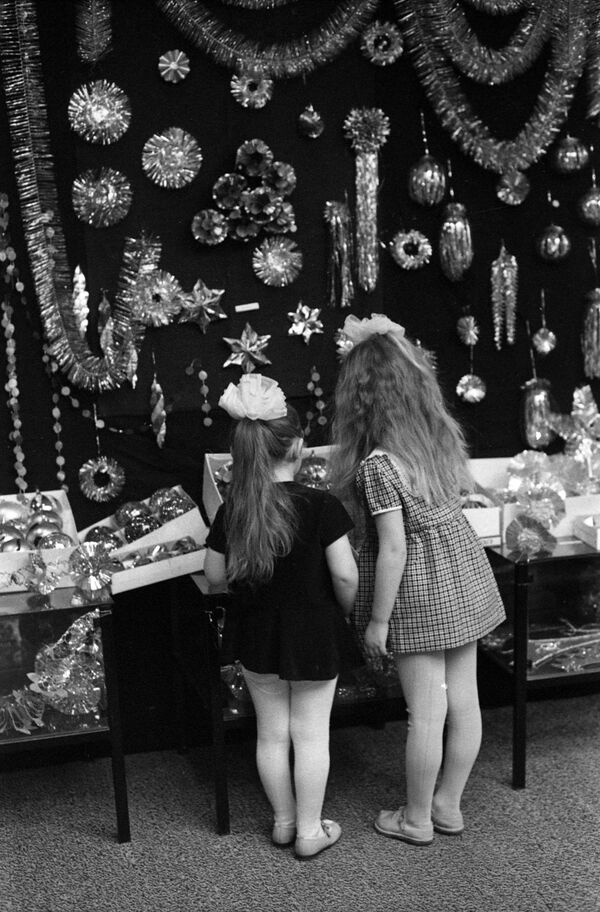 Дети рассматривают елочные игрушки, 1973 год.  - Sputnik Молдова