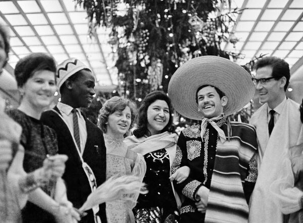 Студенты из разных стран на новогоднем балу молодежи в Кремлевском Дворце съездов, 1964 год. - Sputnik Молдова