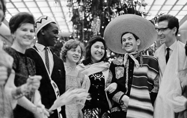 Студенты из разных стран на новогоднем балу молодежи в Кремлевском Дворце съездов. 1964 год - Sputnik Молдова