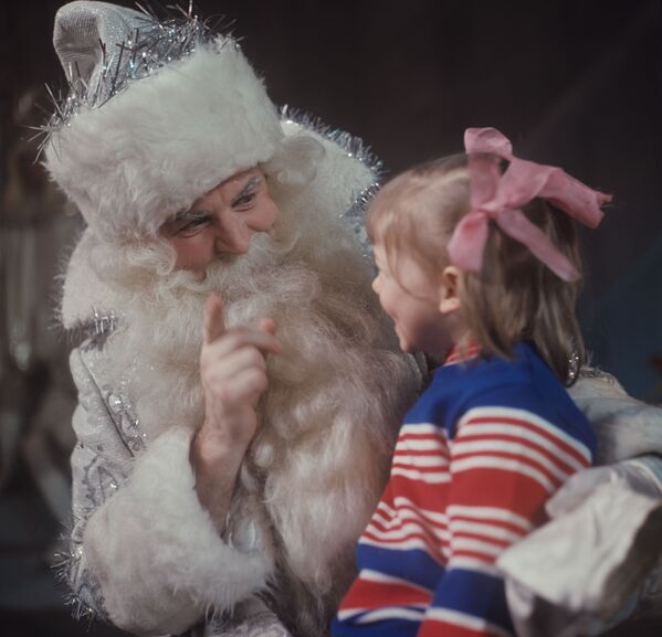 Дед Мороз и девочка, 1972 год. - Sputnik Молдова
