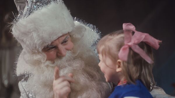 Дед Мороз и девочка. 1972 год - Sputnik Молдова