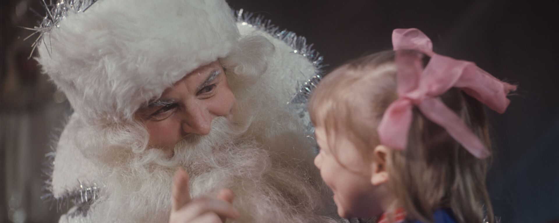Дед Мороз и девочка. 1972 год - Sputnik Молдова, 1920, 30.12.2021