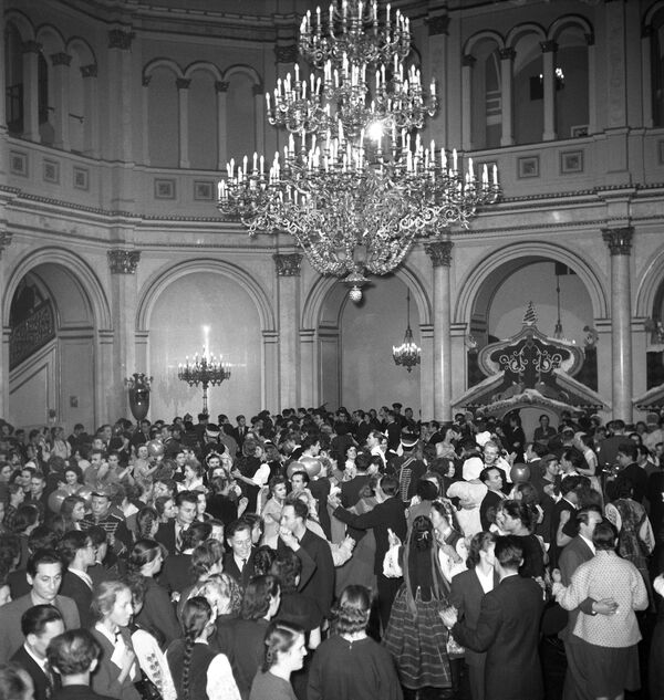 Balul de Revelion în Sala Mare a Palatului Kremlinului. Anul 1955 - Sputnik Moldova