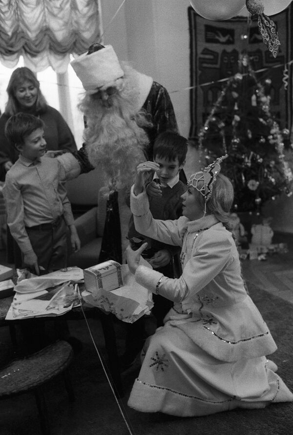 В дни новогодних праздников. В гости с подарками пришли Дед Мороз и Снегурочка, 1987 год. - Sputnik Молдова