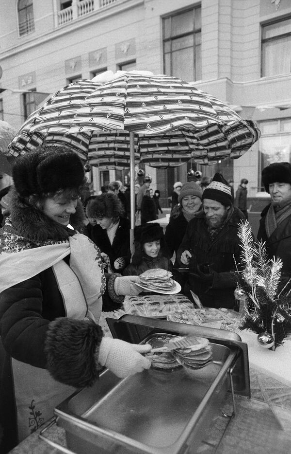 В дни новогодних праздников на пешеходной улице Старый Арбат, 1987 год. - Sputnik Молдова