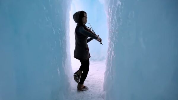 Девушка во льдах очень красиво играет на скрипке под дабстеп - Sputnik Молдова