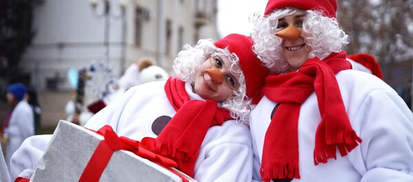 Снеговики во время парада Дедов Морозов и Снегурочек и сказочных персонажей в Краснодаре - Sputnik Молдова