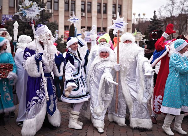 Деды Морозы и Снегурочки во время парада Дедов Морозов и Снегурочек и сказочных персонажей в Краснодаре - Sputnik Молдова