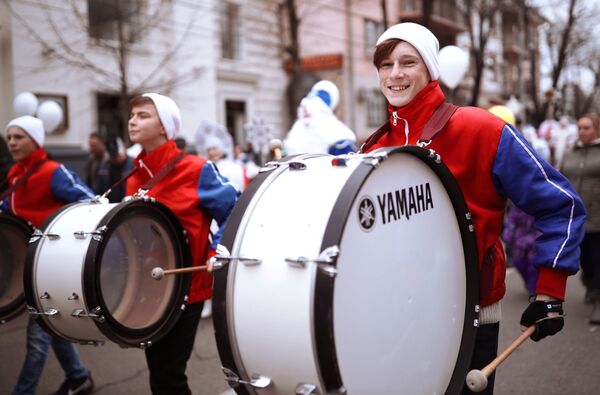 Барабанщики во время парада Дедов Морозов и Снегурочек и сказочных персонажей в Краснодаре - Sputnik Молдова
