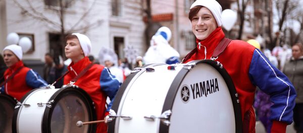 Барабанщики во время парада Дедов Морозов и Снегурочек и сказочных персонажей в Краснодаре - Sputnik Молдова