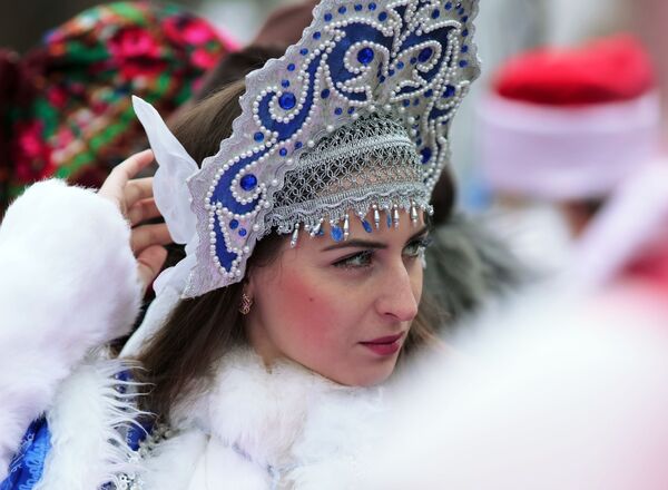 Снегрочка во время парада Дедов Морозов и Снегурочек и сказочных персонажей в Краснодаре - Sputnik Молдова