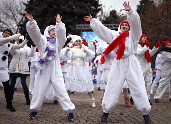 Девушки танцуют во время парада Дедов Морозов и Снегурочек и сказочных персонажей в Краснодаре - Sputnik Молдова