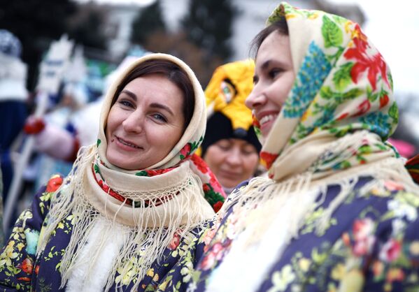 Девушки во время парада Дедов Морозов и Снегурочек и сказочных персонажей в Краснодаре - Sputnik Молдова