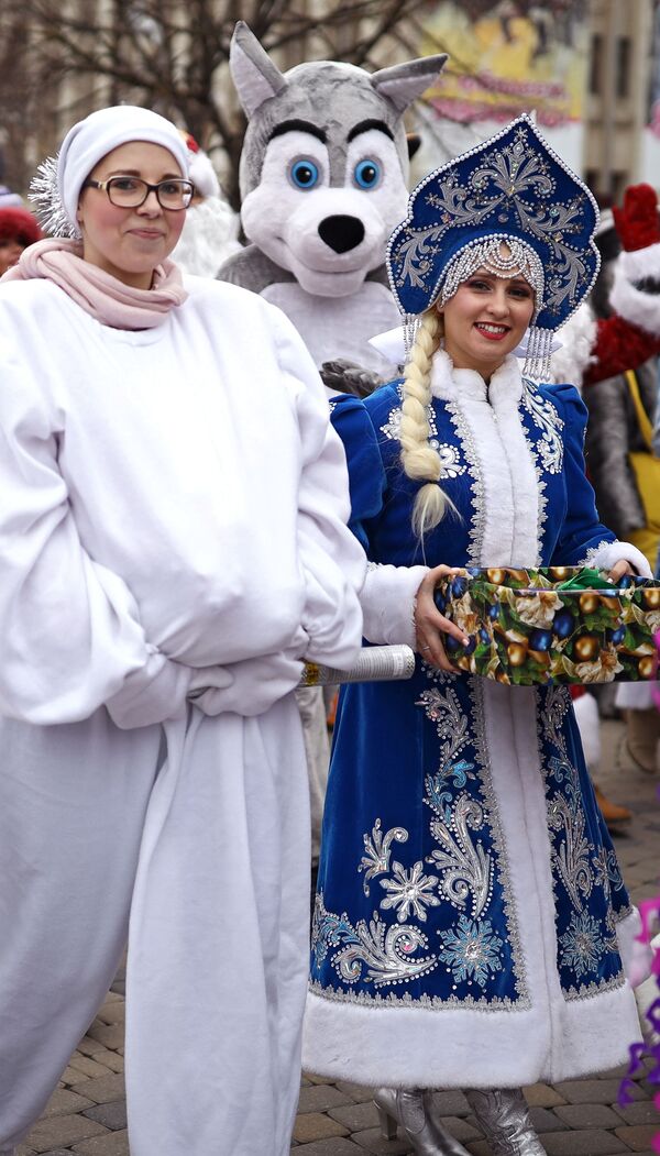 Снегурочка во время парада Дедов Морозов и Снегурочек и сказочных персонажей в Краснодаре - Sputnik Молдова