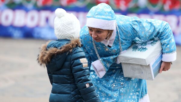 Снегурочка разговаривает с девочкой во время парада Дедов Морозов и Снегурочек и сказочных персонажей в Краснодаре - Sputnik Молдова
