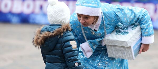 Снегурочка разговаривает с девочкой во время парада Дедов Морозов и Снегурочек и сказочных персонажей в Краснодаре - Sputnik Молдова