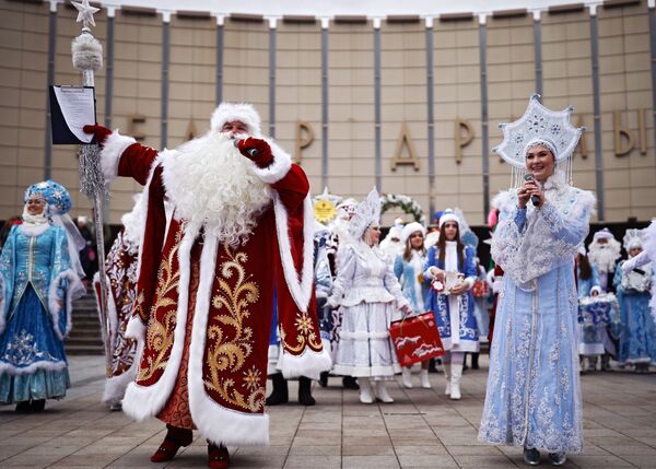 Дед Мороз и Снегурочка во время парада Дедов Морозов и Снегурочек и сказочных персонажей в Краснодаре - Sputnik Молдова