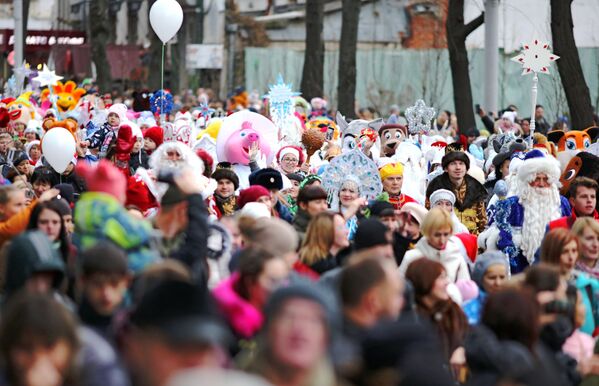 Во время парада Дедов Морозов и Снегурочек и сказочных персонажей в Краснодаре - Sputnik Молдова
