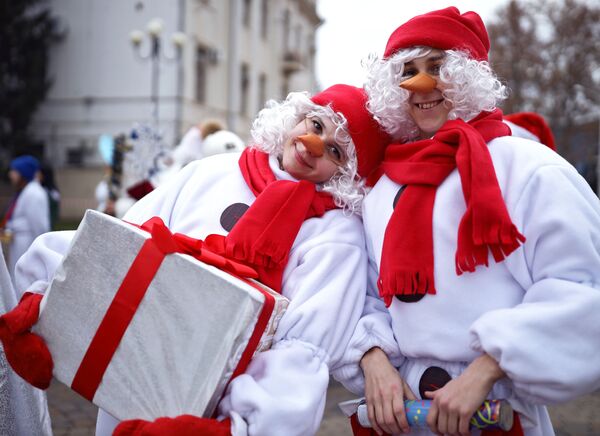 Снеговики во время парада Дедов Морозов и Снегурочек и сказочных персонажей в Краснодаре - Sputnik Молдова