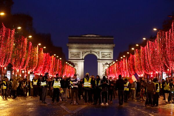 Стычки с полицией и аресты: против желтых жилетов применили водометы - Sputnik Молдова