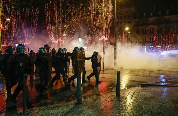 Стычки с полицией и аресты: против желтых жилетов применили водометы - Sputnik Молдова