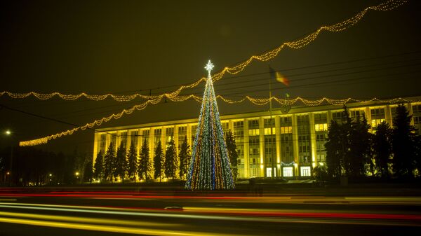 Ёлка на площади Кишинева  - Sputnik Молдова