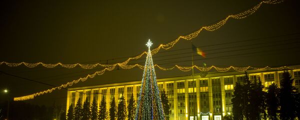 Ёлка на площади Кишинева Ёлка на площади Кишинева - Sputnik Молдова