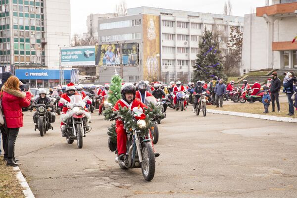 Сбор участников парада Дедов Морозов состоялся у Дворца культуры железнодорожников. - Sputnik Молдова
