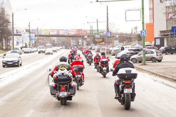 Заезд начался - колонна мотоциклистов направляется по проспекту Дечебал на Ботанику. - Sputnik Молдова