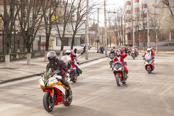 Мотоциклы участников акции тоже украшены по-новогоднему. - Sputnik Молдова