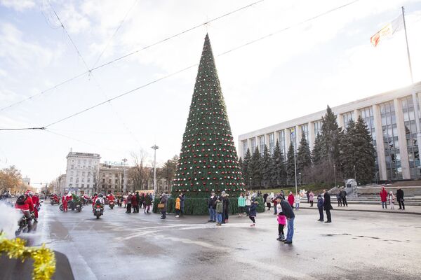 Дедов Морозов приветствуют на центральной площади. - Sputnik Молдова