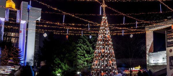 Праздничный городок у театра оперы и балета - Sputnik Moldova