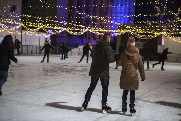На катке всегда много молодежи, даже те, кто не умеют кататься на коньках, тоже выходят на лед - Sputnik Молдова