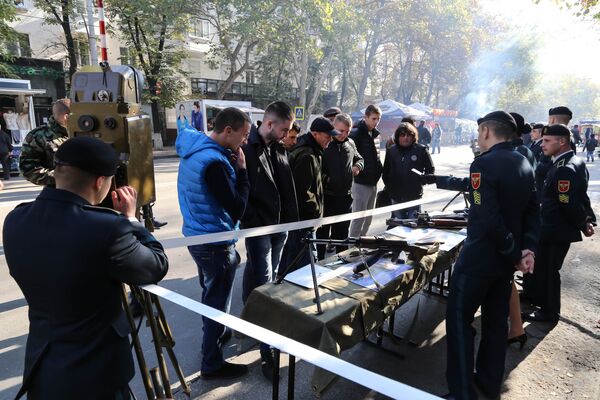 Под открытым небом проходит выставка вооружения национальной армии. - Sputnik Молдова