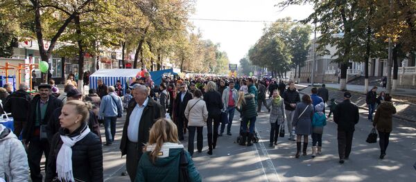 С утра главные улицы центра города перекрыты для автомобилей и доступны для пешеходов. - Sputnik Moldova