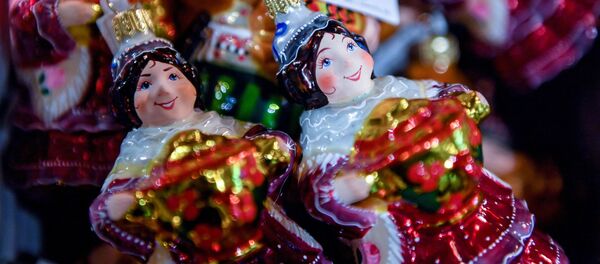 Елочные игрушки в торговом центре ГУМ в Москве Елочные игрушки в торговом центре ГУМ в Москве - Sputnik Молдова