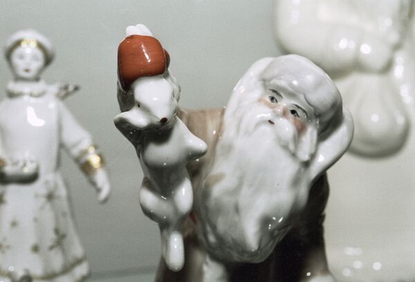 Дед Мороз и Снегурочка на выставке новогодней игрушки - Sputnik Молдова
