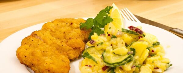 Венский шницель и картофельный салат - Sputnik Молдова